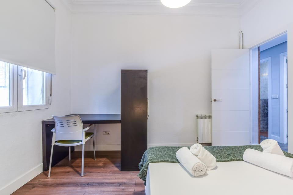Bed, Photo of the whole room, Seating area, Bedroom, internet