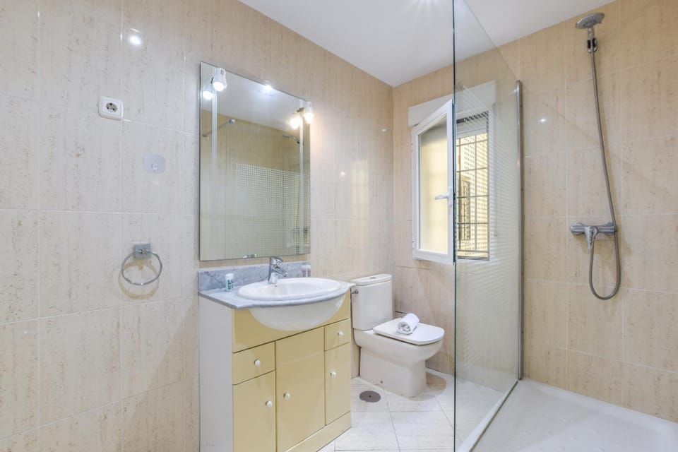 Shower, Toilet, Bathroom, towels
