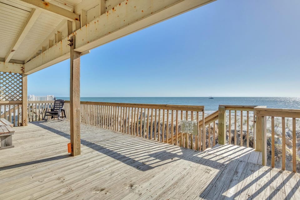 Admirals Quarters by Oak Island Accommodations House in Oak Island