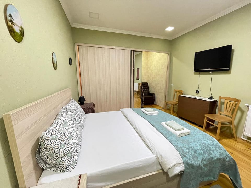 Bed, TV and multimedia, Bedroom