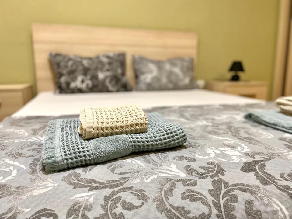 Bed, Photo of the whole room, Bedroom, towels