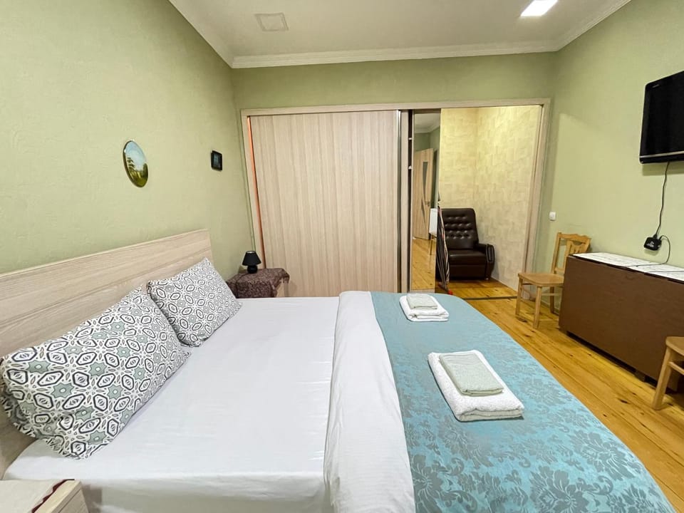 Bed, TV and multimedia, Photo of the whole room