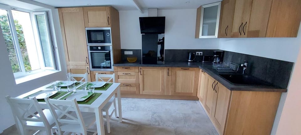 Coffee/tea facilities, Kitchen or kitchenette, Dining area, dishwasher, oven, stove, toaster