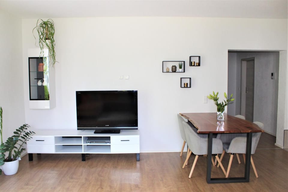 TV and multimedia, Living room, Seating area, Dining area, Food, Lunch, Dinner