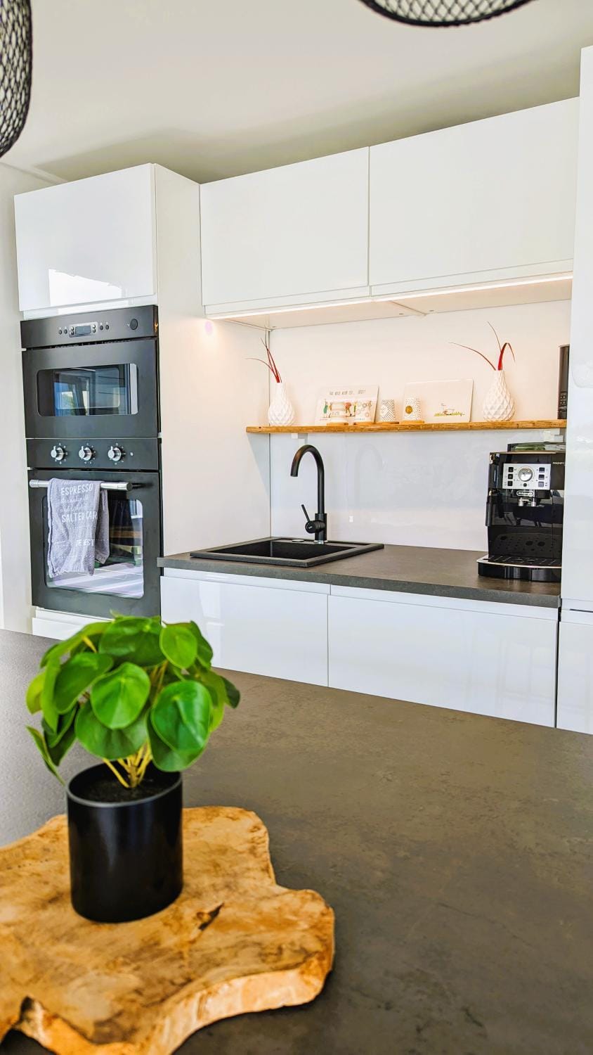 Coffee/tea facilities, minibar, kitchen