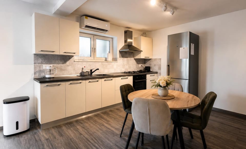 Coffee/tea facilities, Kitchen or kitchenette, Dining area, dishwasher, oven, stove, toaster