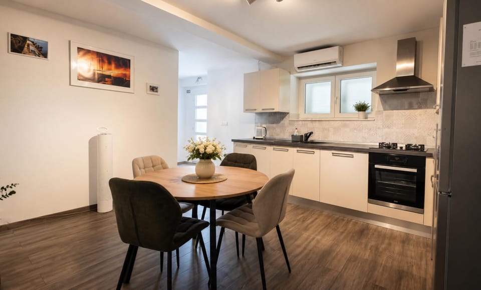 Kitchen or kitchenette, Dining area, oven, stove