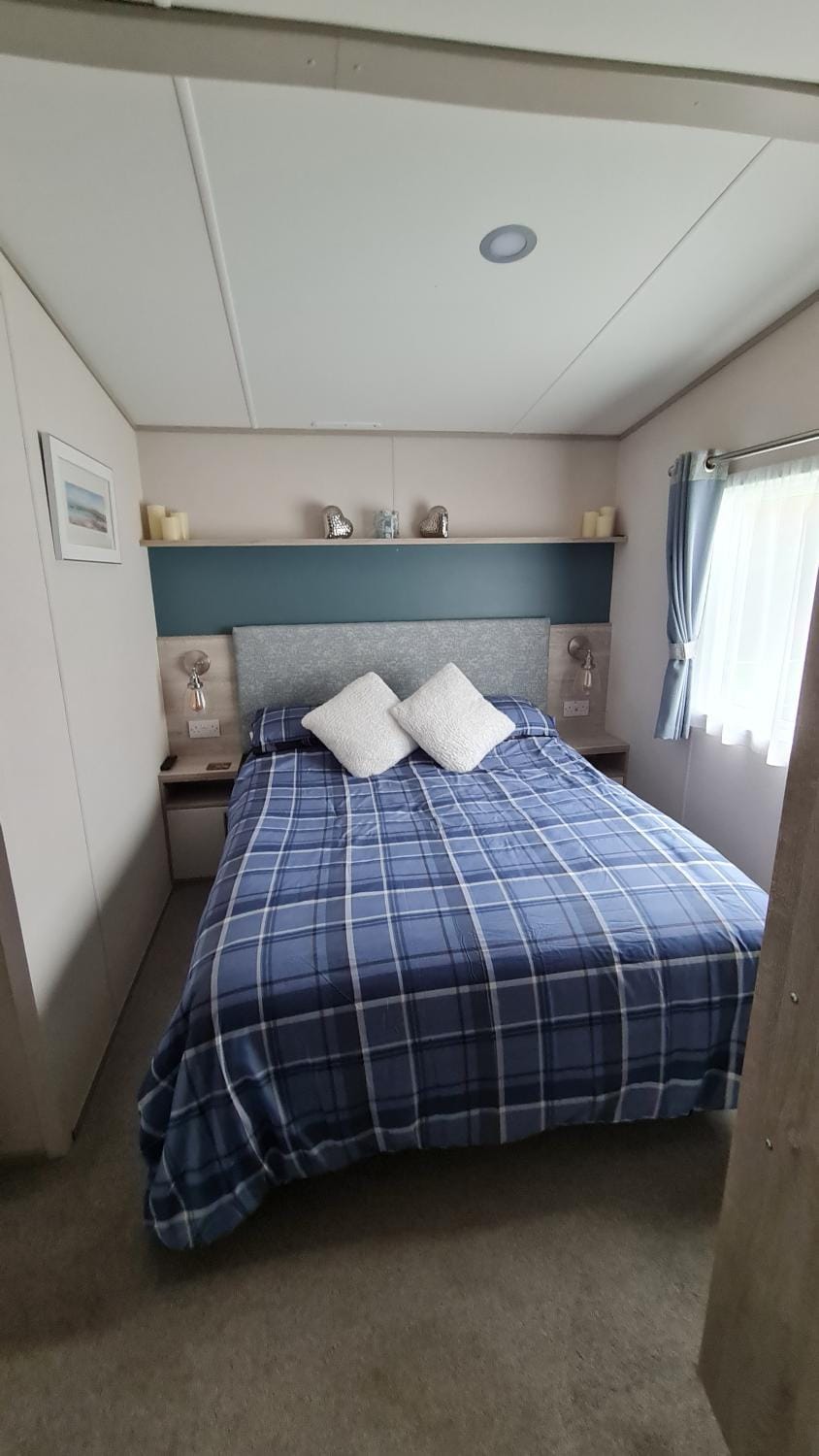 Stunning 2 bed Luxury Caravan at Hoburne Devon Bay, with Hot Tub and sea view Campground/ 
RV Resort in Paignton
