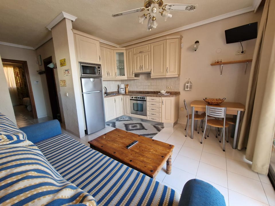 TV and multimedia, Kitchen or kitchenette, Living room, Photo of the whole room, Seating area, Dining area, oven, stove, kitchen