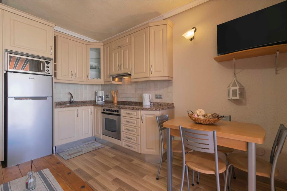 TV and multimedia, Kitchen or kitchenette, Dining area, oven, stove
