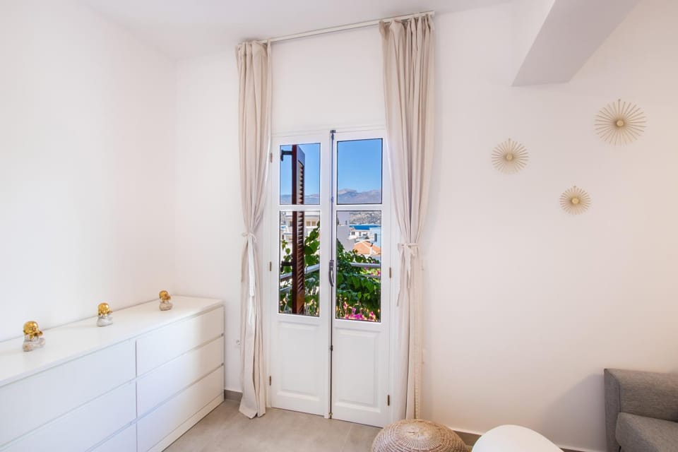 Mountain view, Sea view