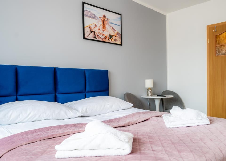 Bed, Bedroom, towels