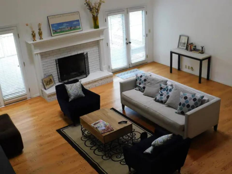 Office + 5 BR, Movie Theater , Creve Coeur -10 Sleep surface House in Ozark Mountains