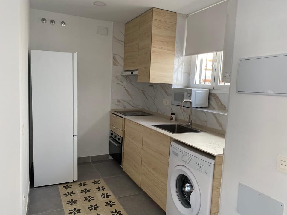 Kitchen or kitchenette, oven, washing machine