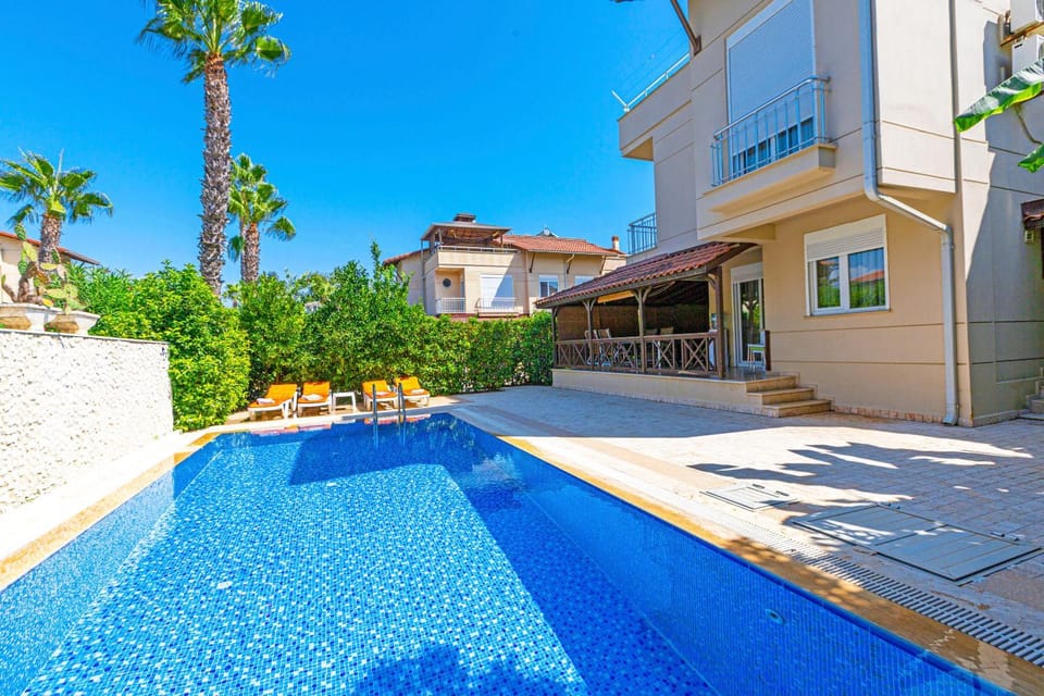 Property building, Day, Pool view, Swimming pool, sunbed