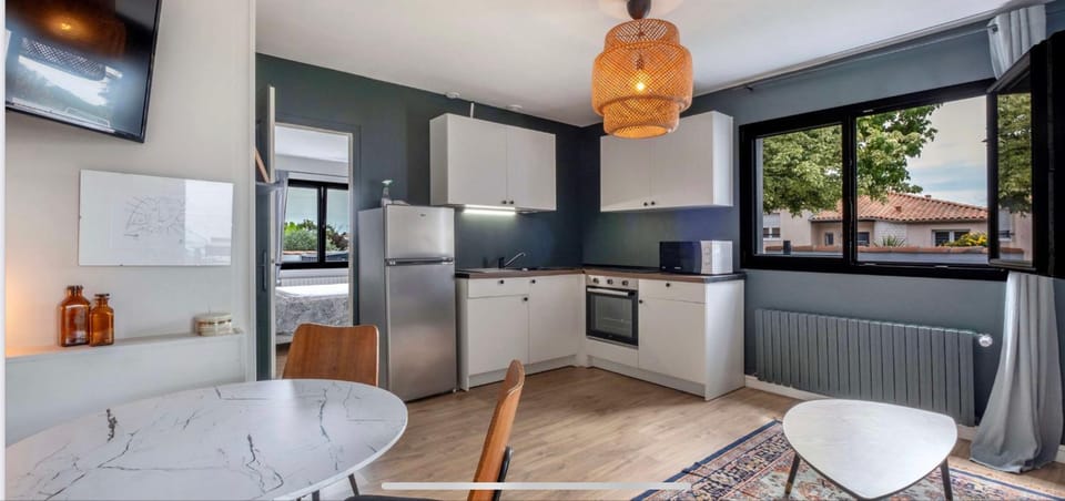 Kitchen or kitchenette, Dining area, minibar, pet friendly, stove
