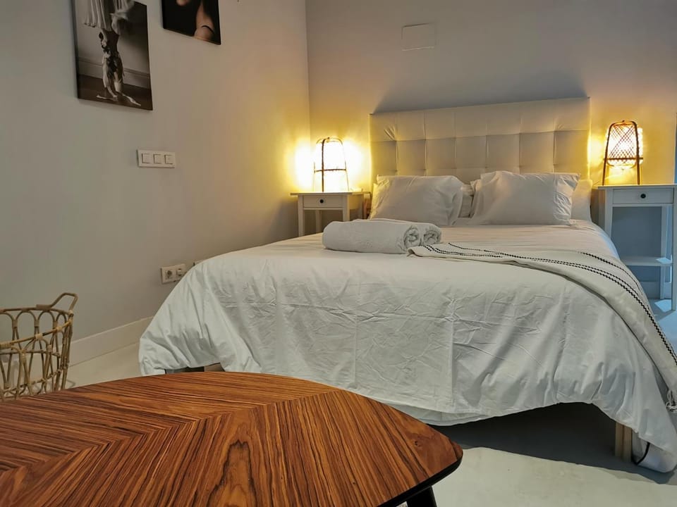 Bed, Photo of the whole room, Bedroom