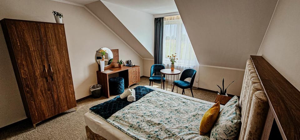 Bed, Photo of the whole room, Seating area, Bedroom