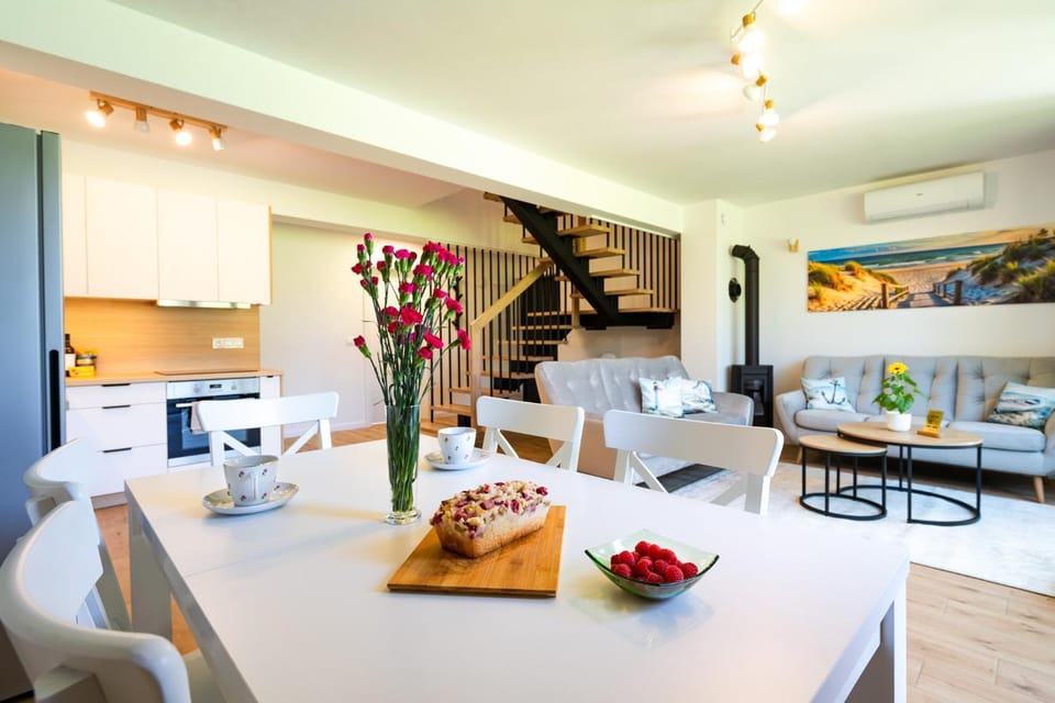 Kitchen or kitchenette, Living room, Seating area, Dining area, Food, fireplace, pet friendly, stove