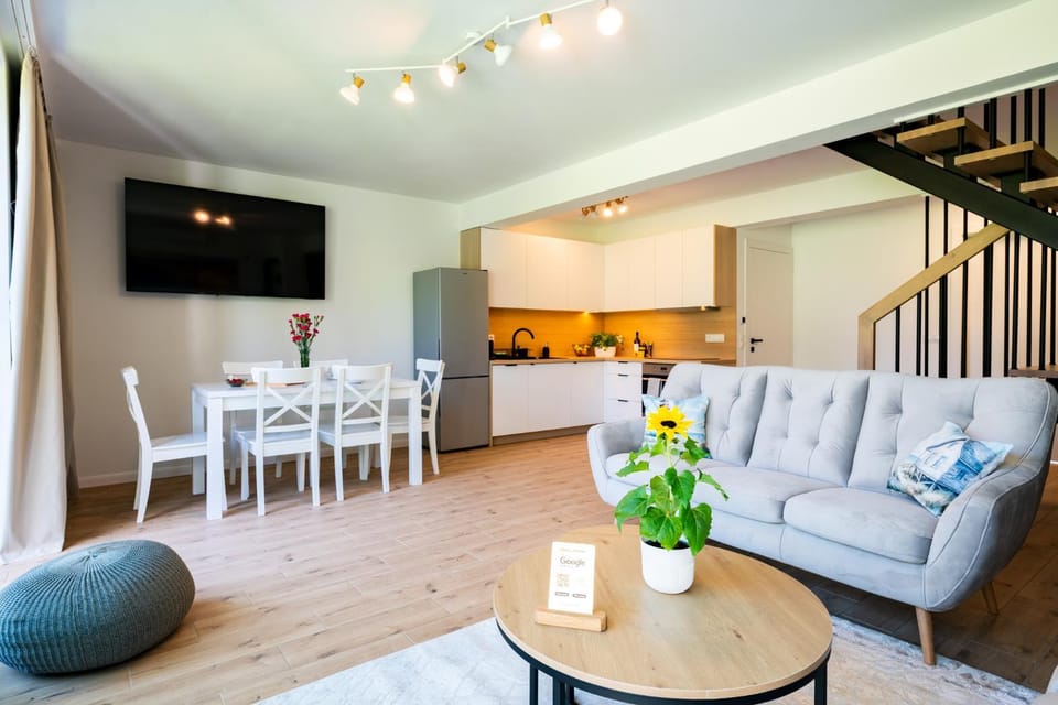 TV and multimedia, Living room, Seating area, Dining area, fireplace, oven