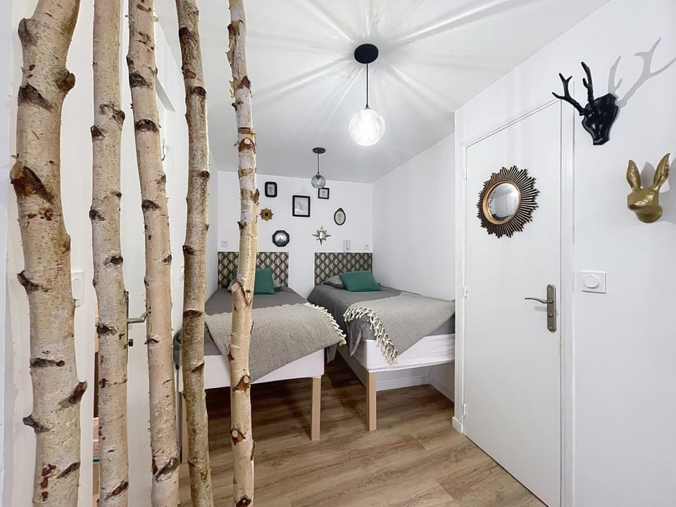 Bed, Photo of the whole room, Decorative detail, Bedroom