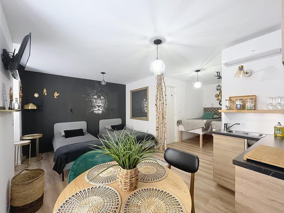 TV and multimedia, Kitchen or kitchenette, Living room, Seating area, Dining area, stove