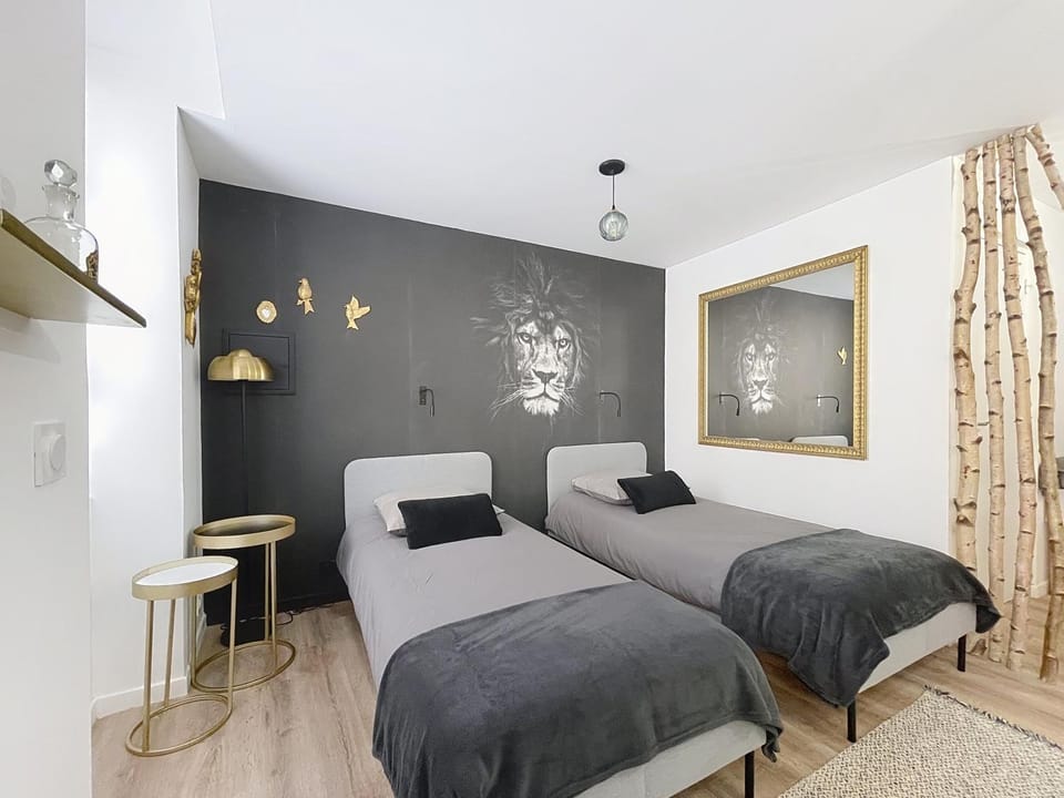 Bed, Photo of the whole room, Bedroom