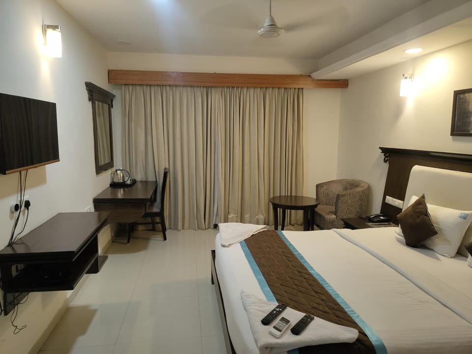 Communal lounge/ TV room, Bed, TV and multimedia, Living room, Photo of the whole room, Seating area, Evening entertainment, Bedroom, fireplace, hair dresser, air conditioner
