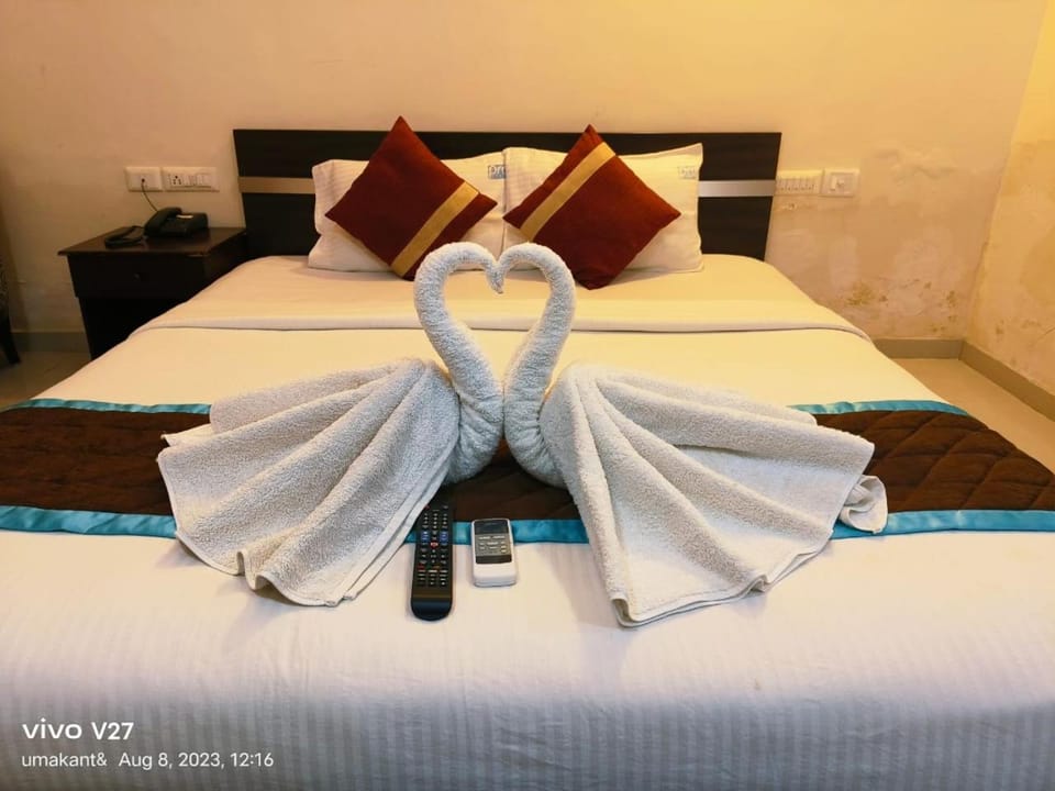 Bed, Photo of the whole room, towels