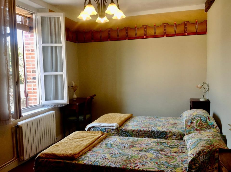 Bed, Photo of the whole room