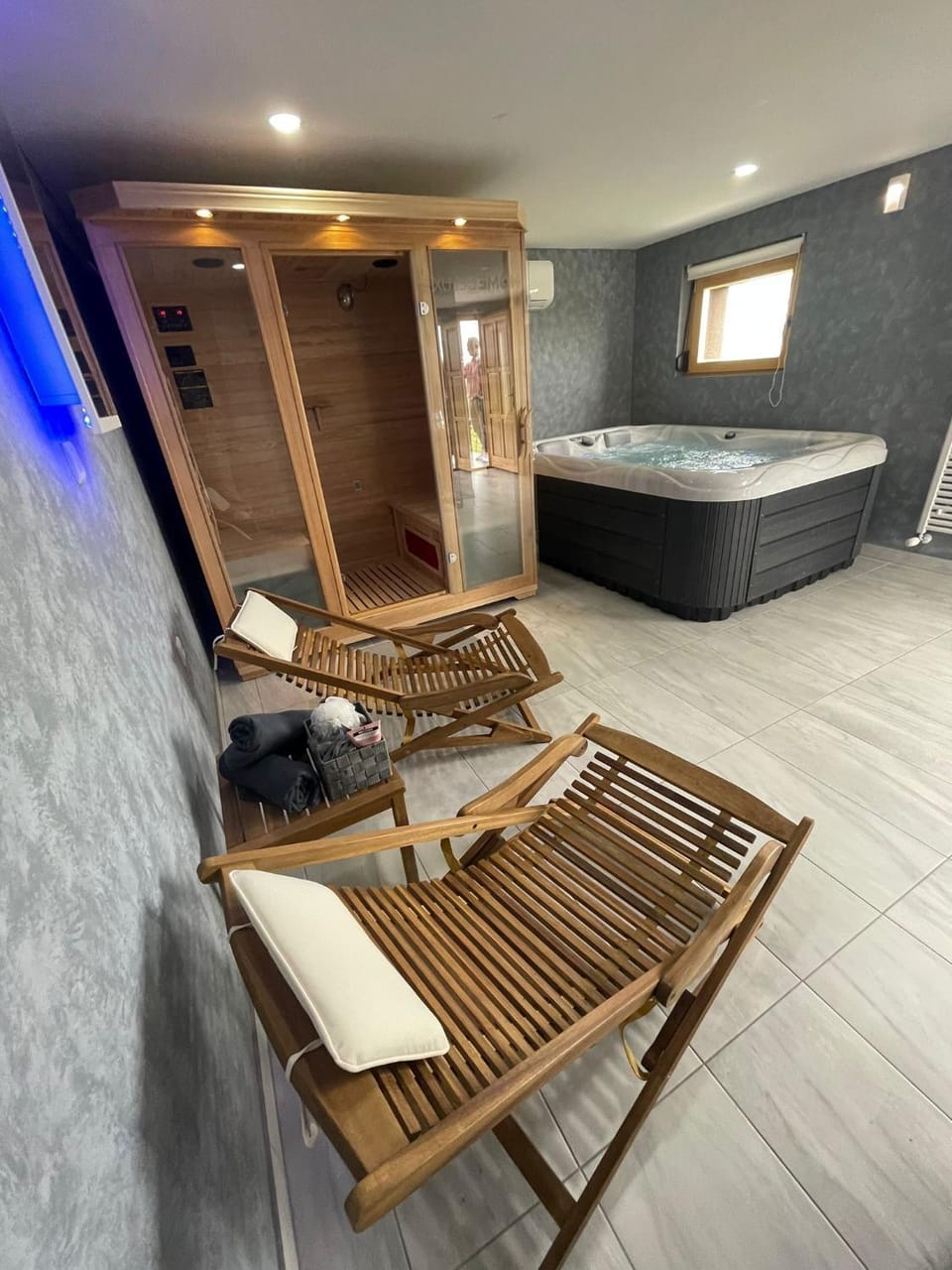 Hot Tub, Sauna, sunbed