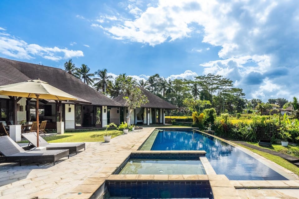 Property building, Garden, Garden view, Swimming pool, sunbed