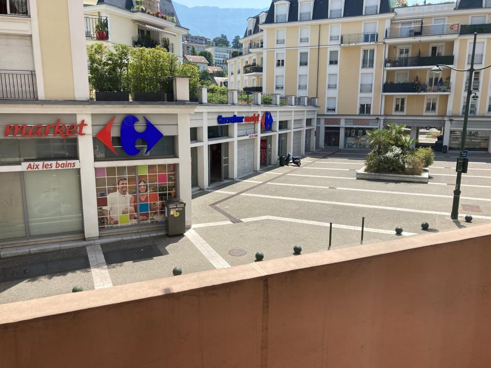 Neighbourhood, Balcony/Terrace