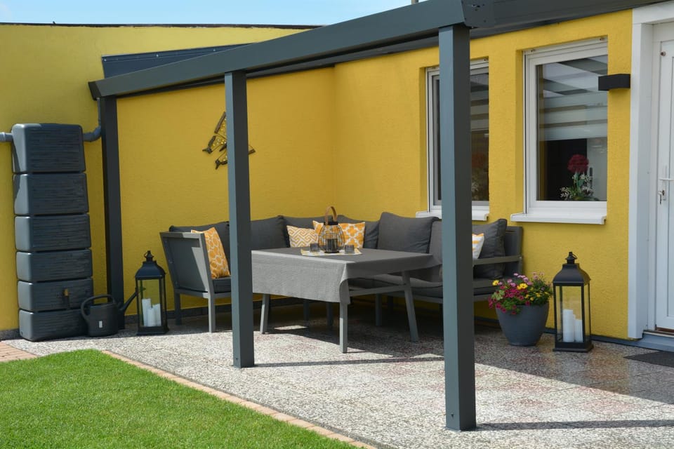 Property building, Patio, Balcony/Terrace, Seating area