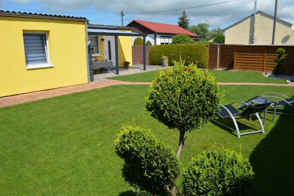Property building, Spring, Day, Natural landscape, Garden view, sunbed