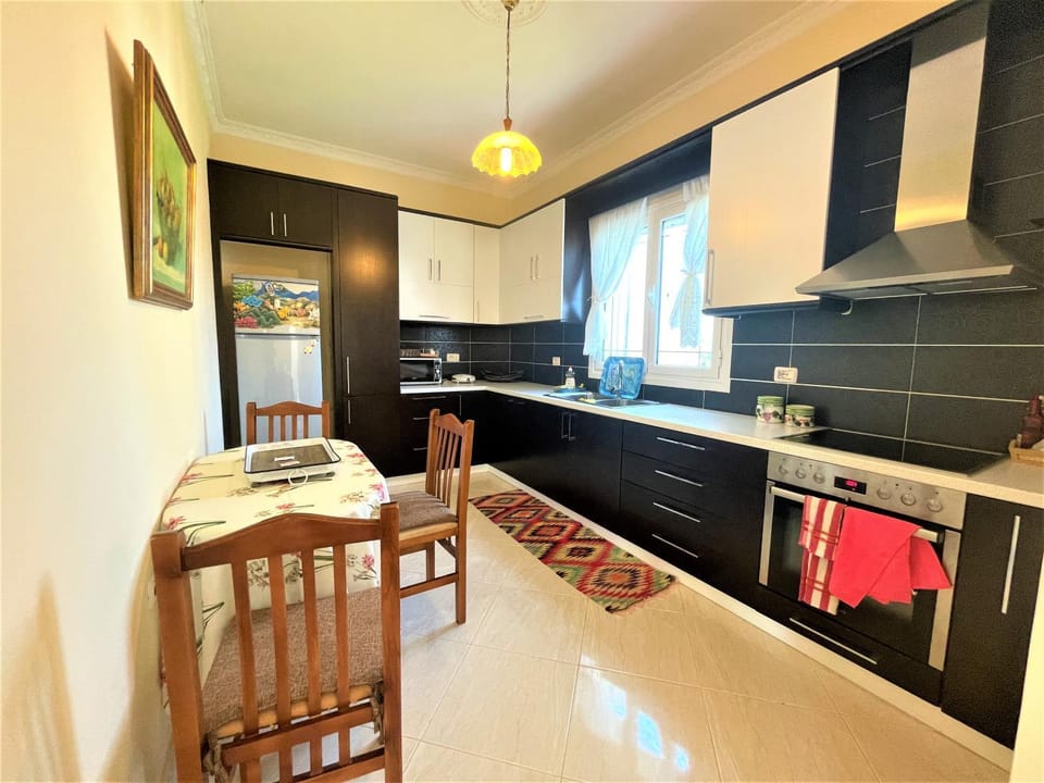 Kitchen or kitchenette, Dining area, stove