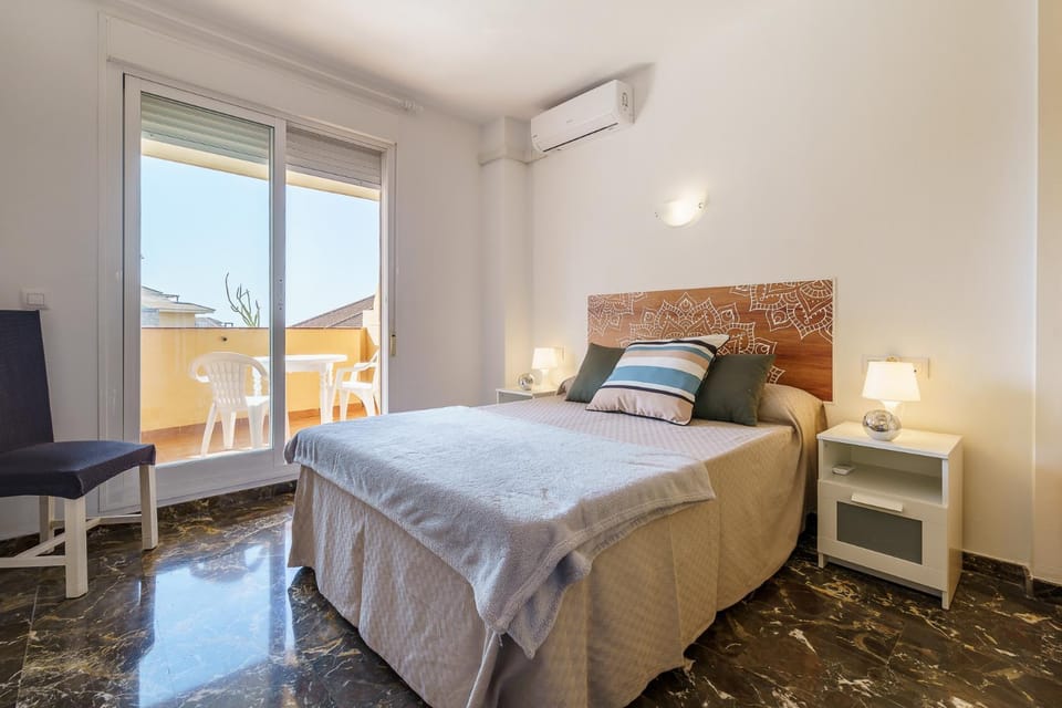 Bed, Photo of the whole room, Bedroom, air conditioner