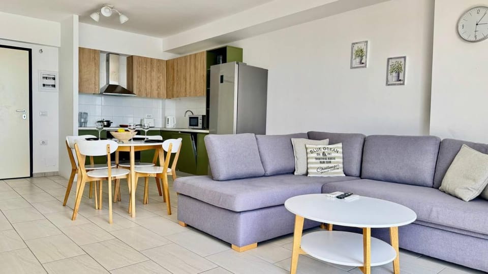 Kitchen or kitchenette, Living room, Seating area, Dining area, oven, stove