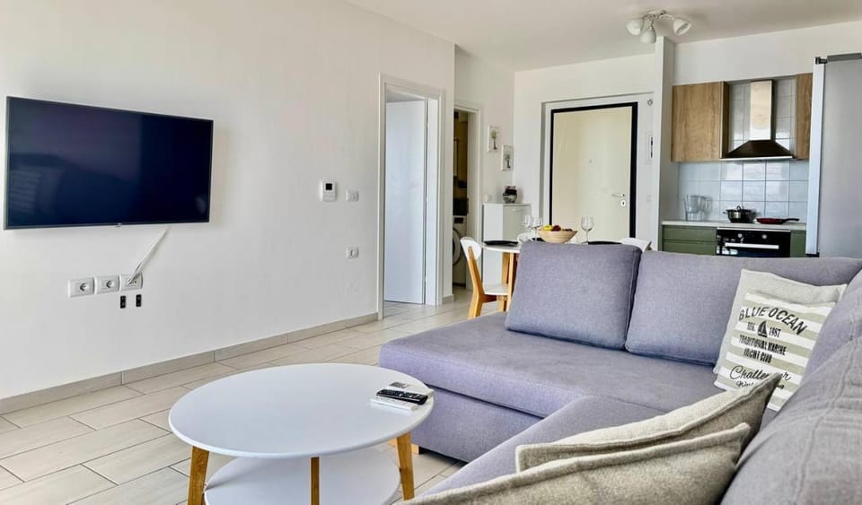 TV and multimedia, Kitchen or kitchenette, Living room, Seating area, Dining area, oven, stove