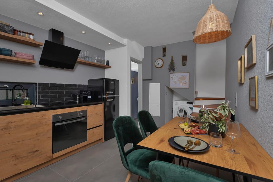 Kitchen or kitchenette, Dining area