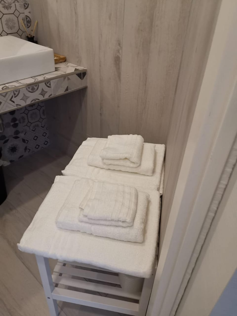 Bathroom, towels