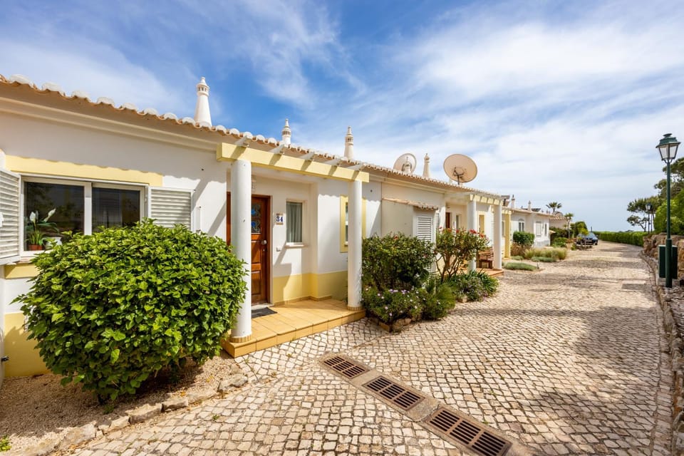 Townhouse da Amarela House in Budens