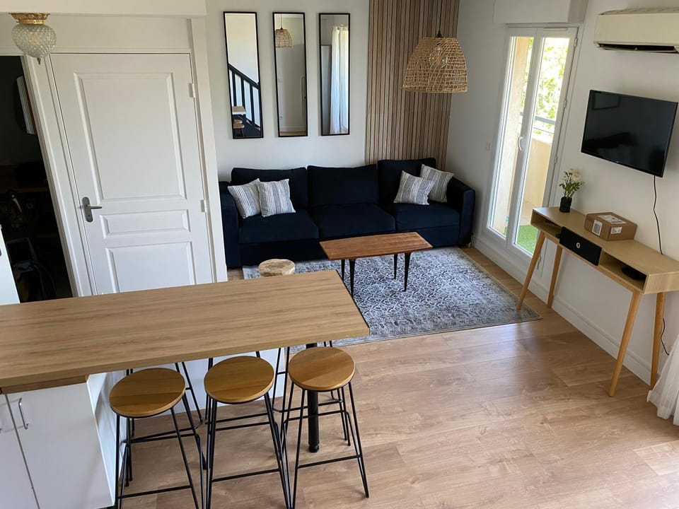 Communal lounge/ TV room, TV and multimedia, Living room, Seating area, Dining area