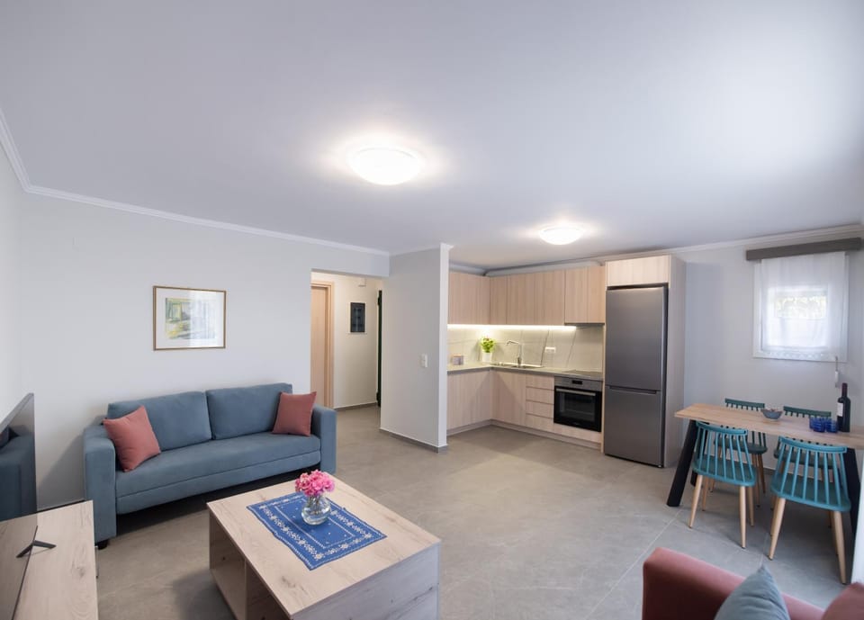 Kitchen or kitchenette, Living room, Seating area, Dining area