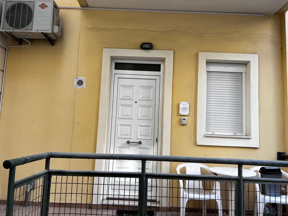 Facade/entrance, Balcony/Terrace