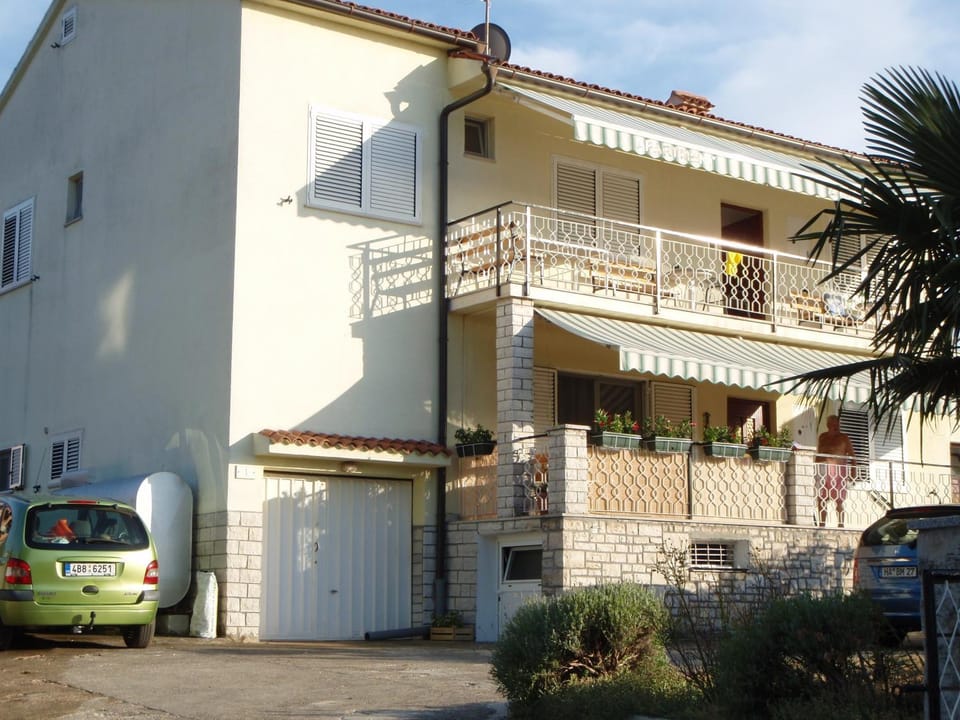 Property building, Patio, Facade/entrance, Parking