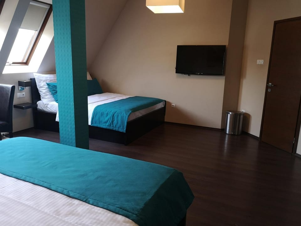 Bed, TV and multimedia, Photo of the whole room