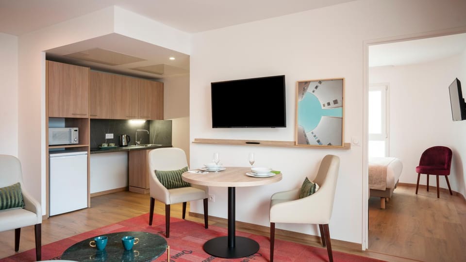 Dining area, kitchen
