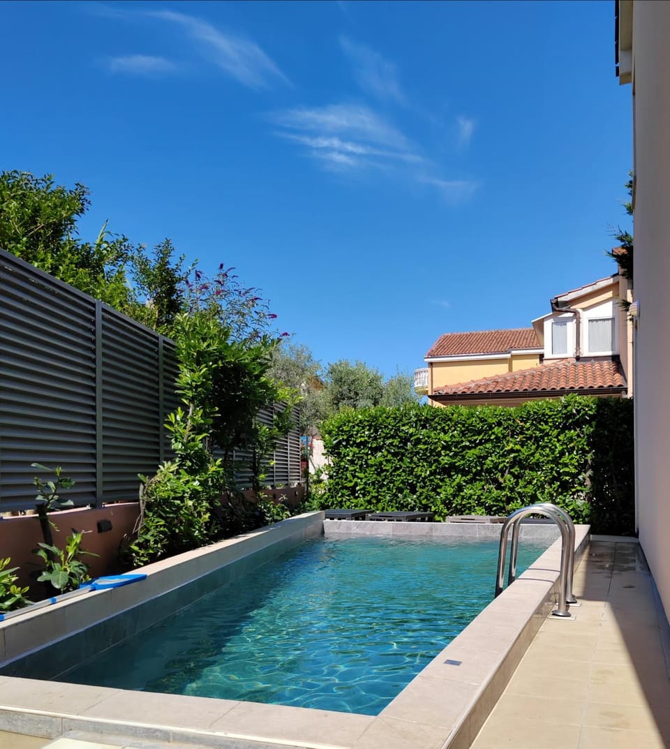 Day, Swimming pool
