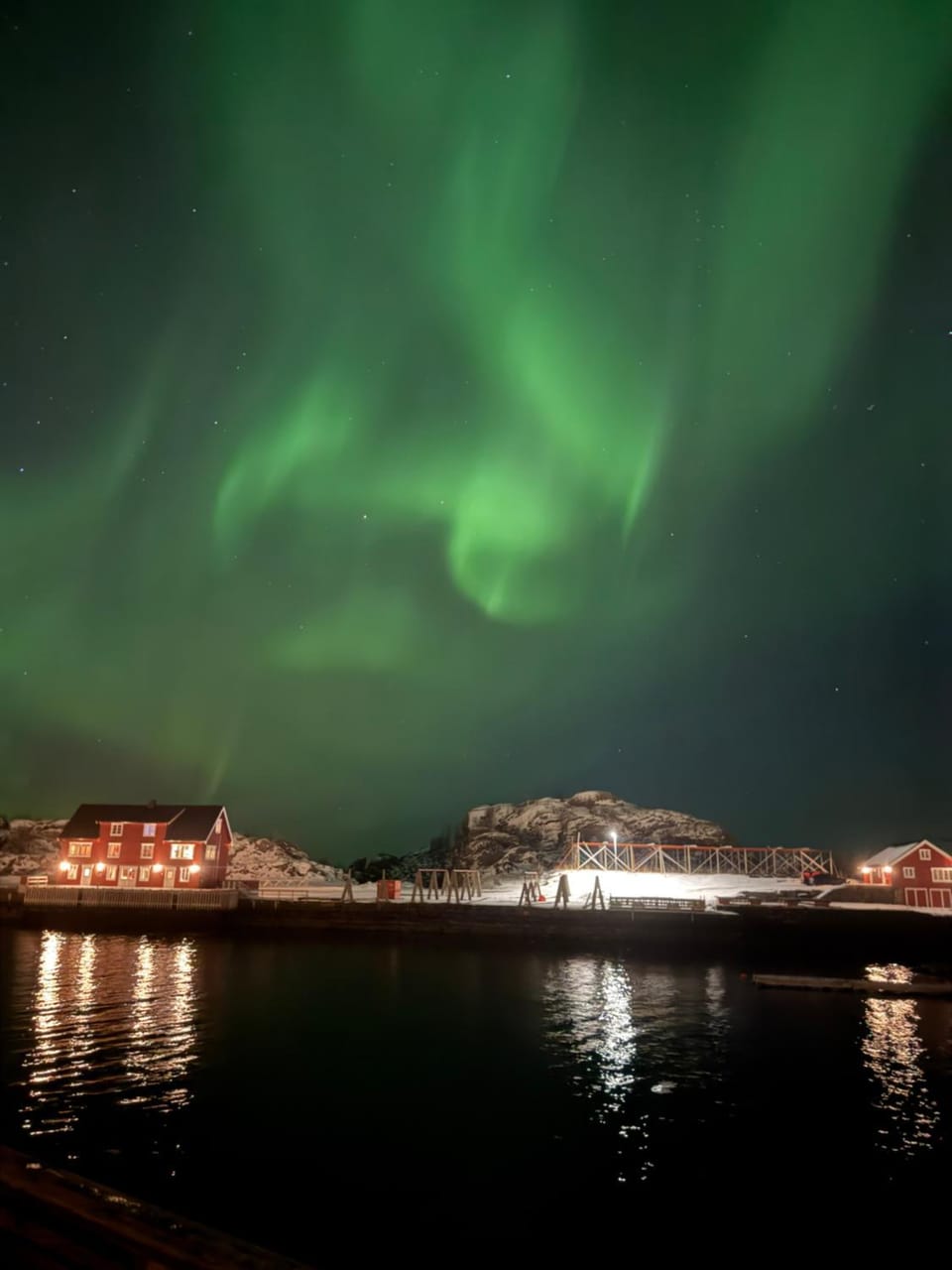 Modern waterfront rorbu with terrace and stunning sea view - free parking House in Lofoten